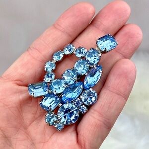 VINTAGE Abstract Blue Rhinestone Spray Brooch Formal Scarf Pin